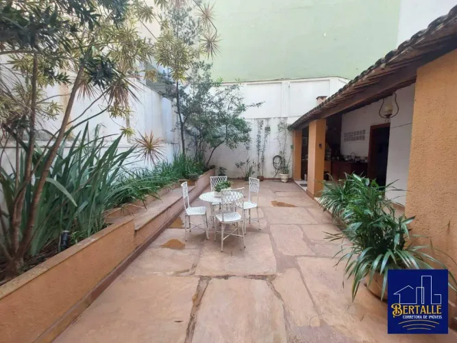 Área privativa com 4 quartos com área de churrasqueira com 280m²