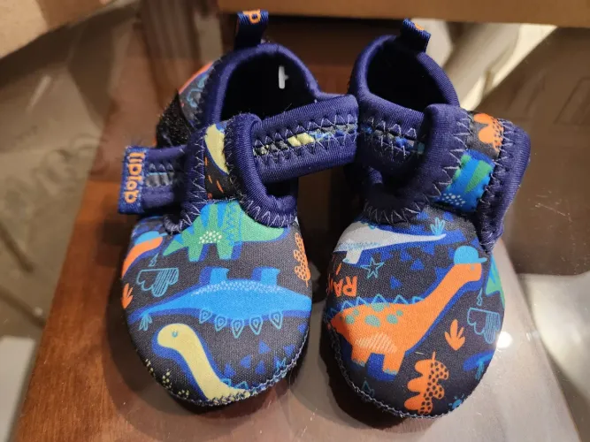 Sapatilha de bebê com estampa de dinossauro