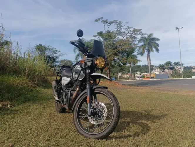 Himalayan 411, trail de estilo clássico, aventureira e confortável.