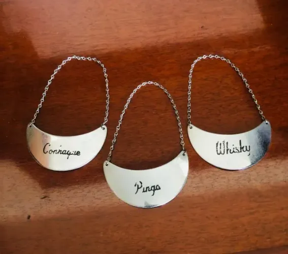 Antigas Placas para Garrafas de Bebidas