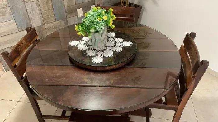 Mesa de jantar redonda em Imbuia de 1.10m com 4 cadeiras