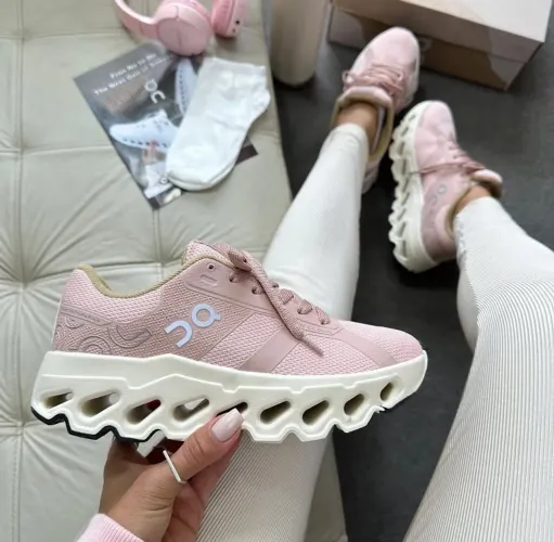 ON CLOUD tênis feminino <br><br>*REF:* 25<br>*COR:* ROSÊ<br>*NUMERAÇÃO:* 34 35  37 39 <br><br><br>Acompanha mei