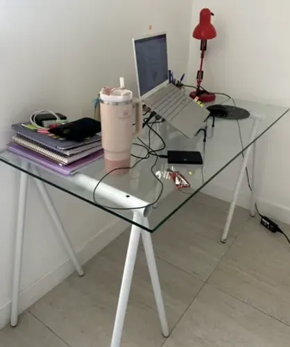 MESA DE ESCRITÓRIO TAMPO EM VIDRO TEMPERADO COM CAVALETES BRANCOS