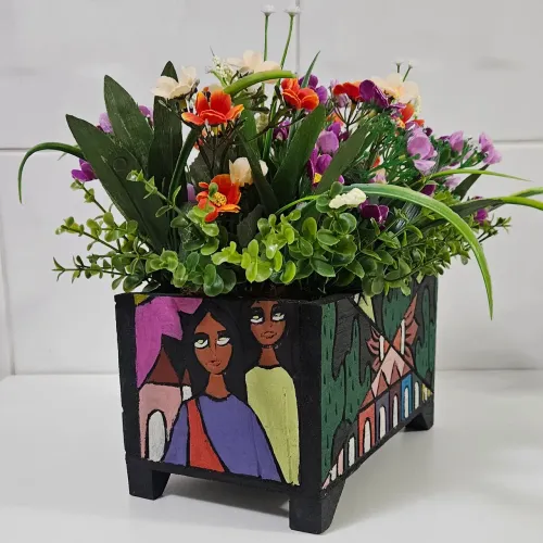 Arranjo de Flores Decorativo com Cachepô em Madeira comprado no México