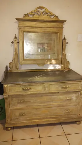 Penteadeira Antiga com Espelho e Detalhes Dourados