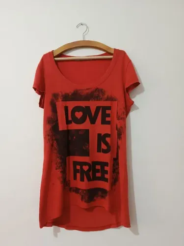 Blusinha Love is free vermelha