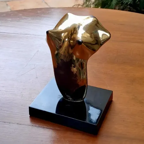 Escultura Decorativa - Busto Feminino em Metal Dourado com Base em Madeira