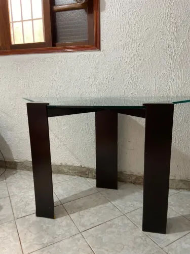 Mesa de canto com tampo de vidro e estrutura elegante