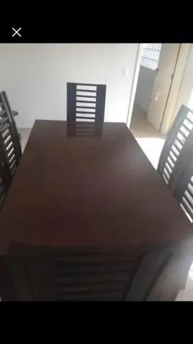 Mesa com 6 cadeiras em madeira usada