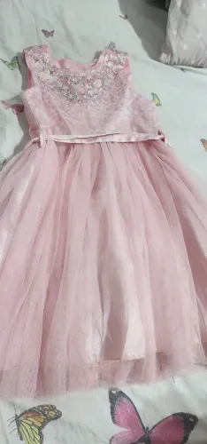 Vestido de festa infantil rosa com detalhes em brilho