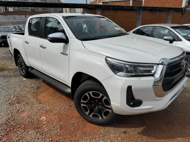 Hilux Srv Led 2025 0km ipva só em 2026