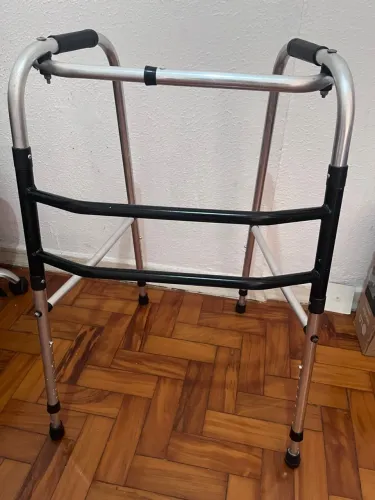 Andador ortopédico dobrável - novo, alumínio leve e regulável