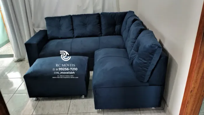 Sofá de Canto Sandero com Puff - Sofá de Canto Confortável em Suede