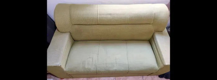 Sofá de 3 lugares super conservado.