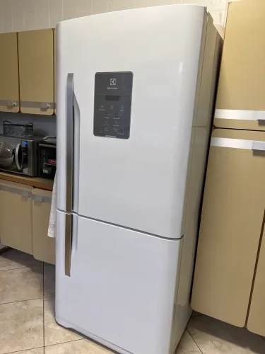 Geladeira com freezer Electrolux DB84 con capacidad de 598L Branca