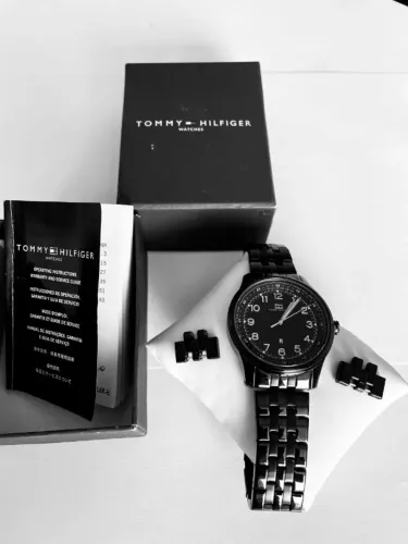 RELÓGIO TOMMY HILFIGER CITY CLASSIC - Original - Estilo All Black - Excelente estado .