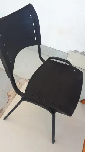 Cadeira com pé de ferro