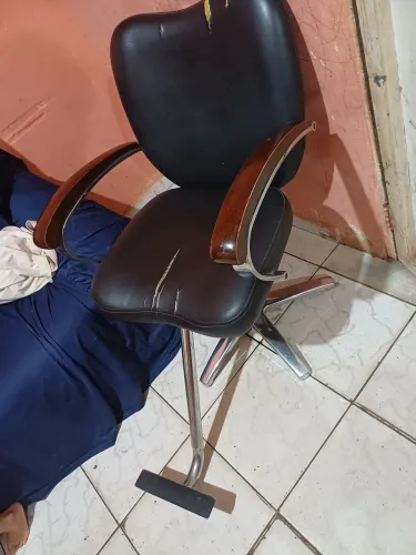 Cadeira Poltrona Hidráulica Mônaco Preta para Salão de Beleza
