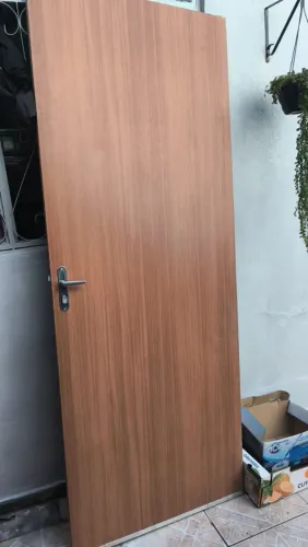 Porta de madeira nova 