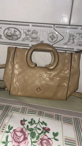 Tote Capodarte com Alça Vazada e estampa de Monograma em Relevo (Matelassê)