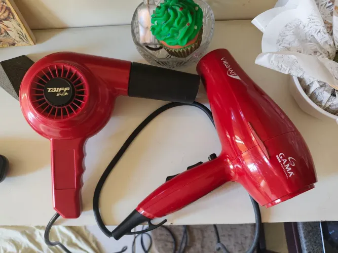 2 secadores de cabelo, 1 Taiff e 1 Gama