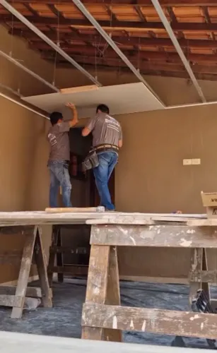 Drywall, divisória de Eucatex, forro de PVC amadeirado 