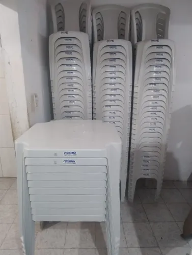 Vendo 10 conjuntos de mesas e cadeiras