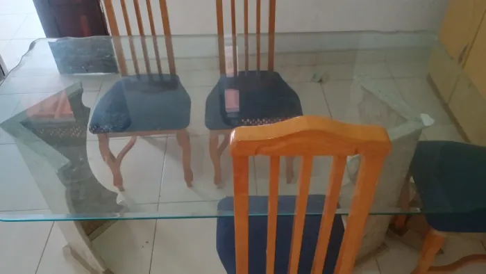 Mesa 6  Lugares tampo de vidro e pés de mármore 