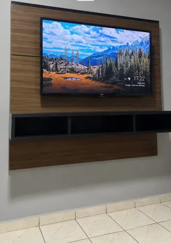 Painel para TV com Rack Suspenso e Porta Basculante