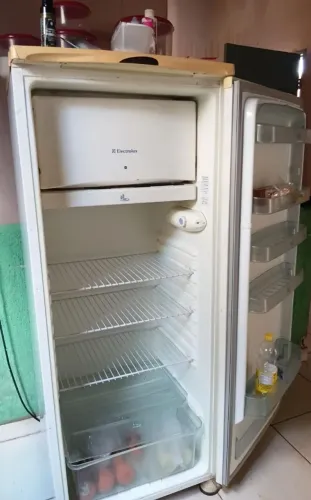 Geladeira funcionando perfeitamente 500 reais pra levar logo.