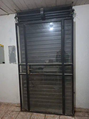 Portão duplo ferro e vidro pra loja