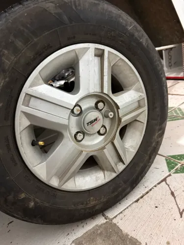 Jogo de roda aro 13 com pneus novos 