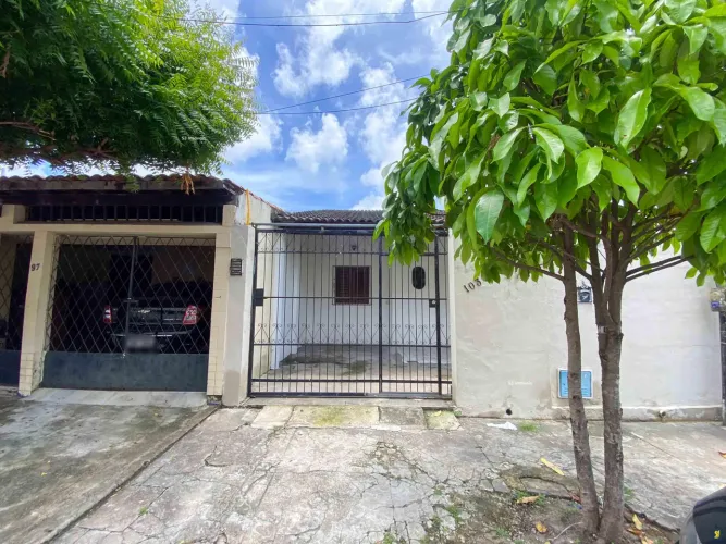 Casa com suíte, quintal e 2 vagas em Messejana