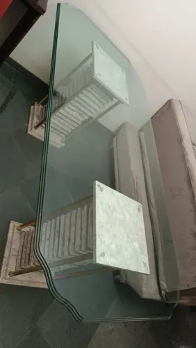 Mesa de vidro e mármore 