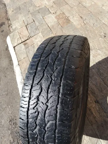 Vendo pneu 31x10.50R15