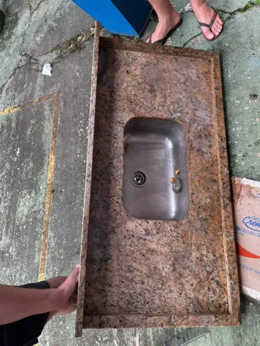 Bancada de Granito com Cuba Inox Embutida.