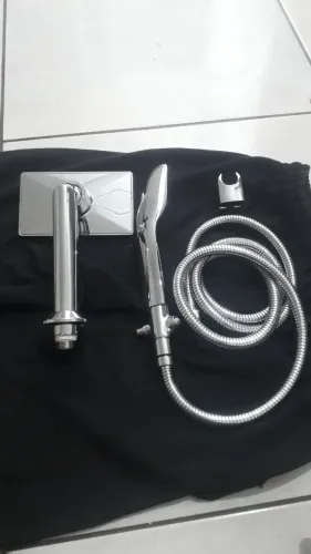Chuveiro cromado marca Deca flex com ducha não é elétrico