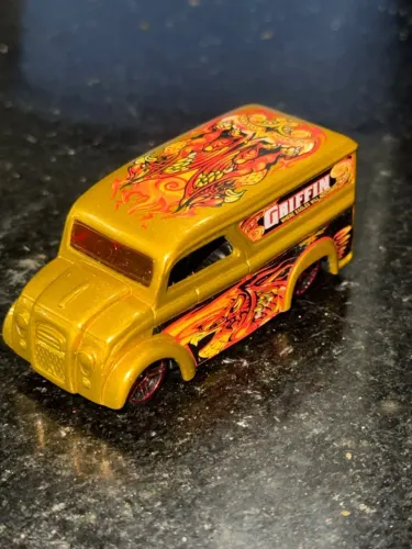 Carrinho Hot Wheels Dairy Delivery Griffin Demonition 2004 Dourada Metal