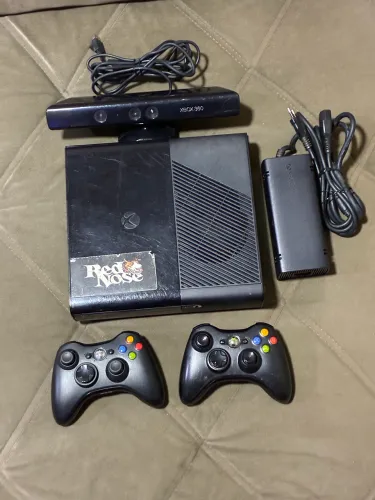 Vendo Xbox 360 Completo + 2 Controles, Kinect e 10 Jogos