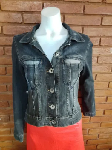 Jaqueta jeans feminina de lavagem escura TAM. 40