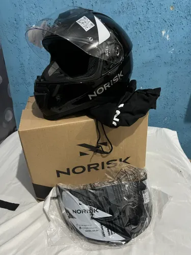 Norisk novo na caixa com viseira preta a parte tamanho 58