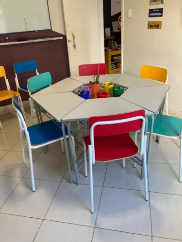 Conjunto Hexagonal de 6 mesas e 8 Cadeiras para Sala de Aula.
