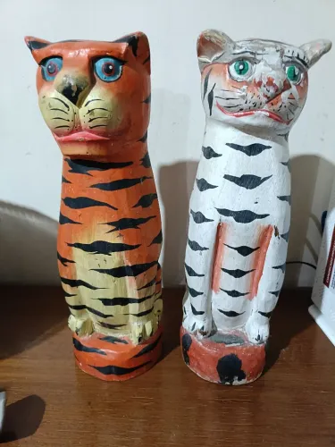 Gatos entalhados em madeira objeto de decoração