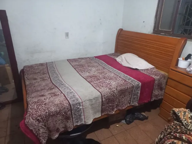 Cama de casal de madeira maciça.