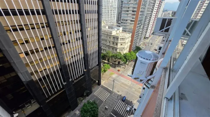 Apartamento totalmente reformado e mobiliado no centro. Ótimo para investidores e morar.