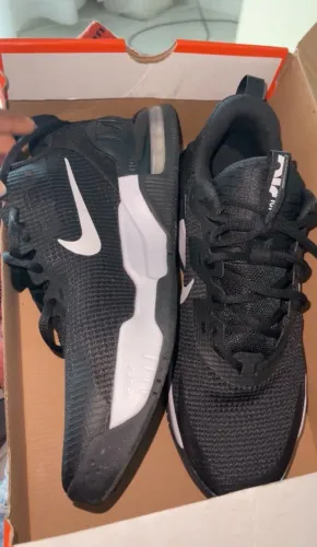 Vendo tênis Nike original. Tamanho 43, usado 1 vezes. Em perfeito estado (vai com a caixa)
