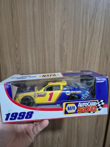 Miniatura NASCAR NAPA AutoCare 500 #1 - Edição Limitada Colecionável - 1998