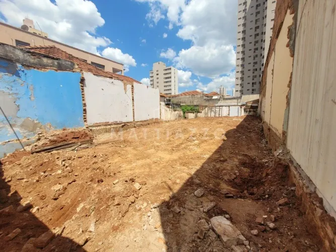 Terreno à venda e locação com área total de 222m² no Centro em Limeira/SP.