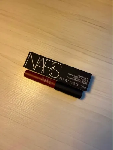 Batom Nars cor Cruella