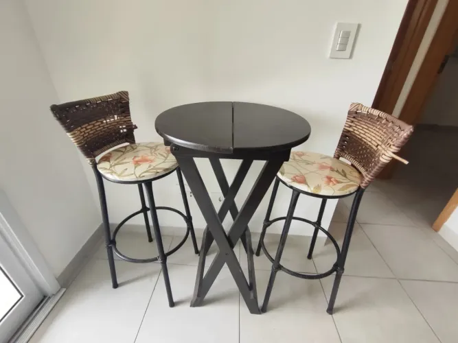 Jogo De Mesa Bistrô Com 4 Banquetas Altas Em Junco E Floral